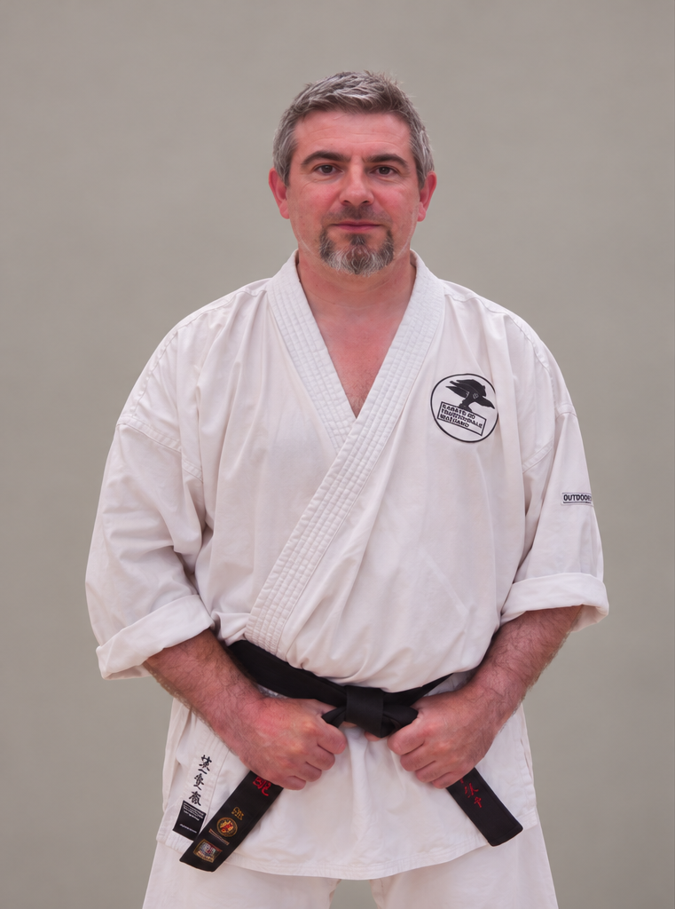 Istruttore Guido Costantino in karate-gi tradizionale con cintura nera