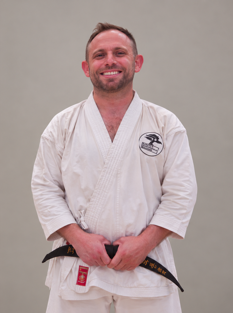 Maestro Marco Cresi in karate-gi tradizionale con cintura nera